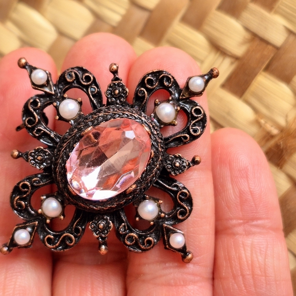 2/$30 Gorgeous Rose Pink Brooche With Pearl Accents - Picture 4 of 8